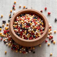 Mélange de grains de sarrasin anguleux et de quinoa ronds, aux couleurs variées, pour un visuel dynamique et nutritif.